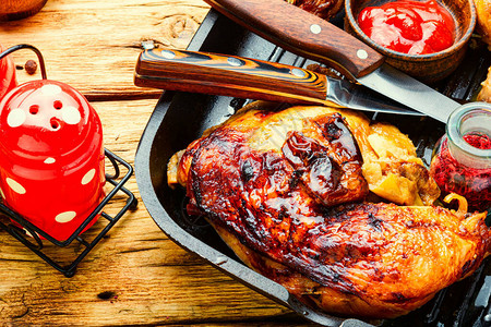 在烤盘中烹制的开胃鸡肉流行的肉类食品图片