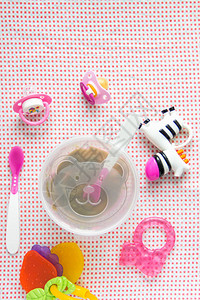 清甜果味女孩桌子上粉红色图案背景上的婴儿配饰设计图片