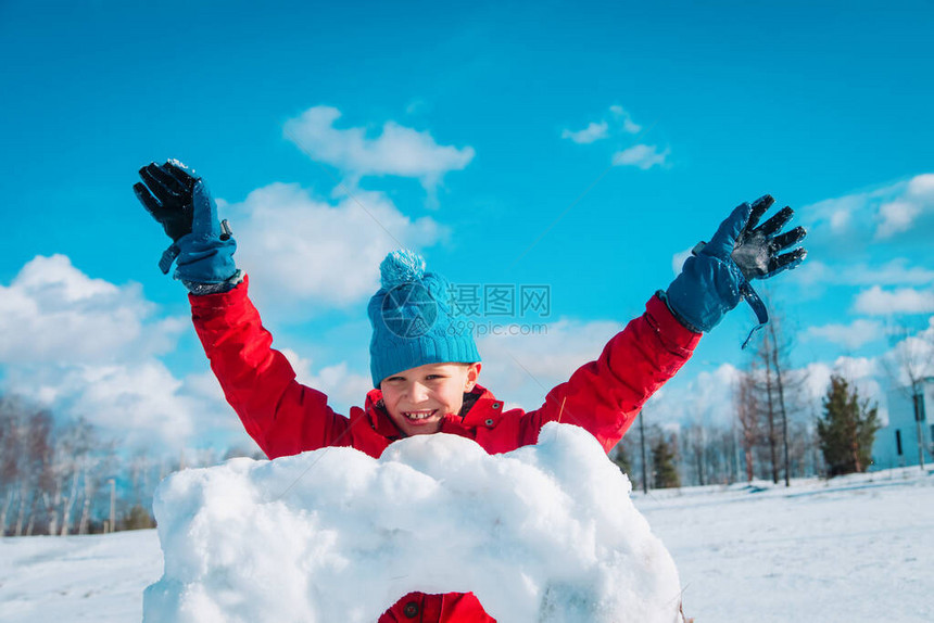 童年快乐的孩子在冬季大自然中玩雪游戏儿图片