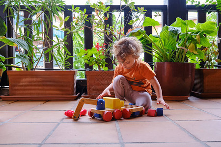 孩子们在玩木制车学龄前和幼儿园图片