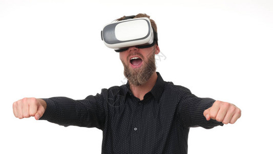 穿VR护目镜的男图片