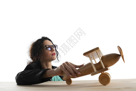 女商人玩木制玩具飞机公司启动和商业成功的概念在白图片