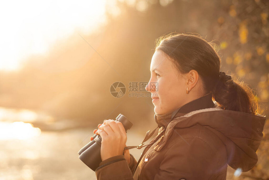 青春女子在大湖周围照顾动图片