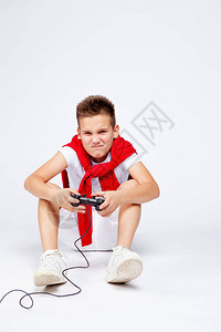 青少年在情感上玩电脑游戏或操控器游戏图片