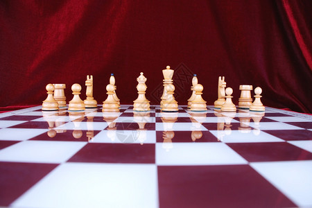 棋盘上的棋子红色背景图片
