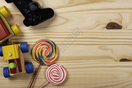 儿童节木制火车棒糖和木制背景的游戏控图片