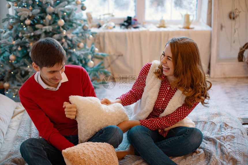 快乐的白人夫妇在树附近的圣诞前夜变得疯狂图片