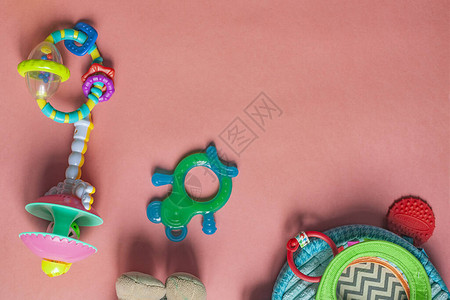 出牙的婴儿玩具婴儿咀嚼玩具粉红色背景中婴儿的出图片
