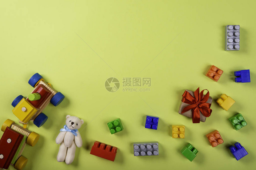 各种儿童玩具在绿色背景上图片