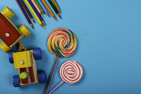 棒糖和彩色铅笔图片