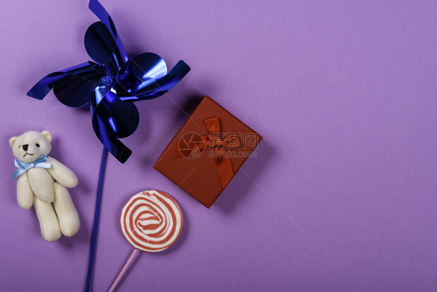 Pin轮Teddy熊棒糖和紫色背景的礼物图像右侧图片