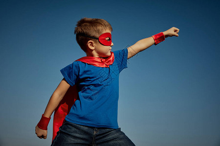 穿着红色雨衣的超级英雄孩子男孩超英雄概念Insta图片