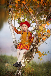 穿着毛衣和红帽子秋天照片我图片