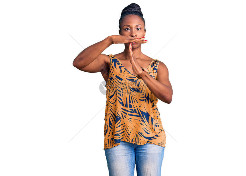 身着临时服装的年轻非洲女用双手沮丧和严肃的面孔做图片