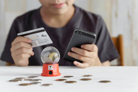 一个日本小学生想用信卡买个智能手机游戏的价钱图片