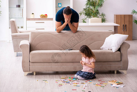 年轻的父亲和小女孩在家图片