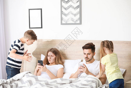 儿童在卧室中责骂父母对现代技术图片