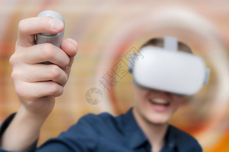 虚拟现实的年轻人创新和技术进步图片