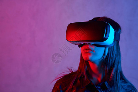 女孩穿夹克时使用虚拟现实头盔图片