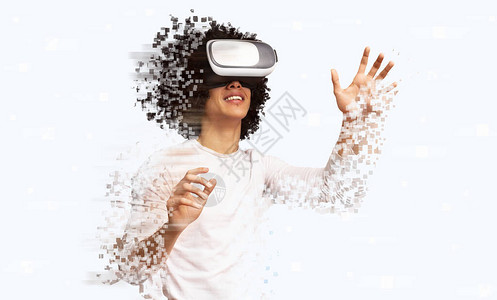 兴奋的非洲裔美国人享受虚拟现实眼镜体验的未来主义拼贴画图片