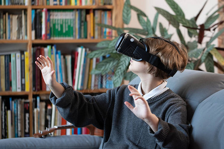 年轻女孩使用虚拟现实眼镜在线教育图片