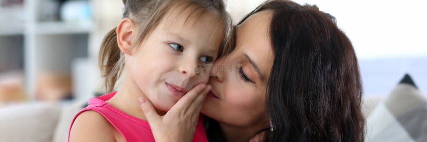有爱心的母亲在快乐女儿的脸颊上亲吻的画像快乐的妈喜欢和微笑的孩子一起度过有趣的时光母图片