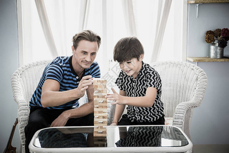 父亲和儿子在家里玩共生游戏幸图片
