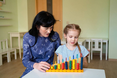 老师和一个女孩学习加减法混合帐户背景图片