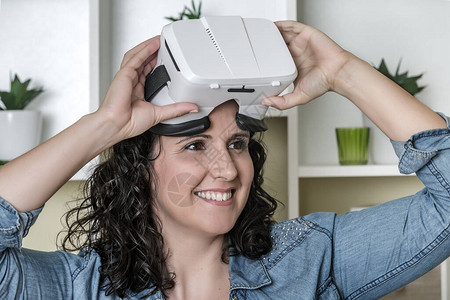 在家使用虚拟现实眼镜时身着便衣眼望而图片
