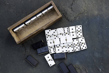 黑背景棋盘游戏的多米诺游戏背景图片