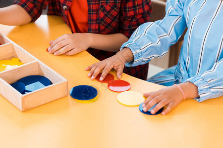 Montessori学校桌上折叠多彩游戏的孩子图片