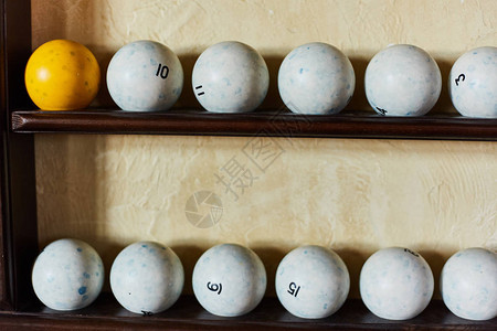 架子上的台球用美式台球的台球木制背景上的台球用彩色或白色背景图片