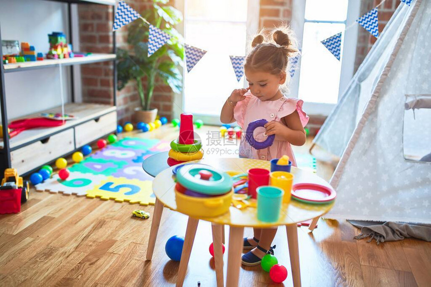 年轻漂亮的幼儿建筑金字塔图片