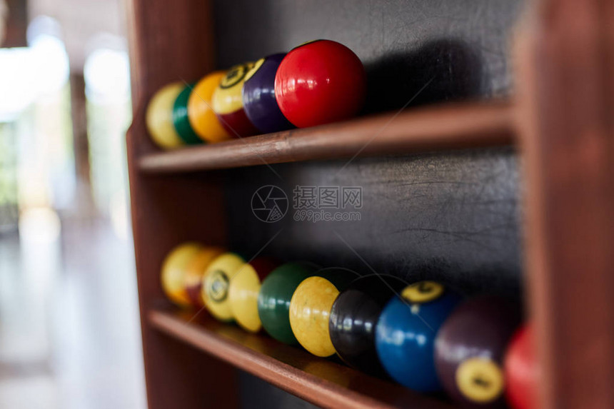架子上的台球用美式台球的台球木制背景上的台球用彩色或白色图片