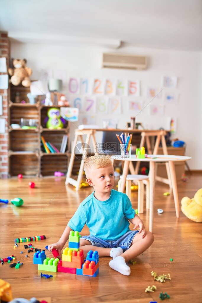 幼稚的天主教儿童在幼儿园玩具棒图片