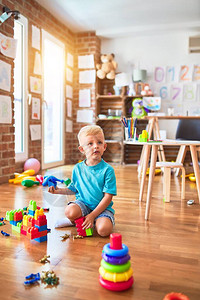 幼稚的天主教儿童在幼儿园玩具棒图片