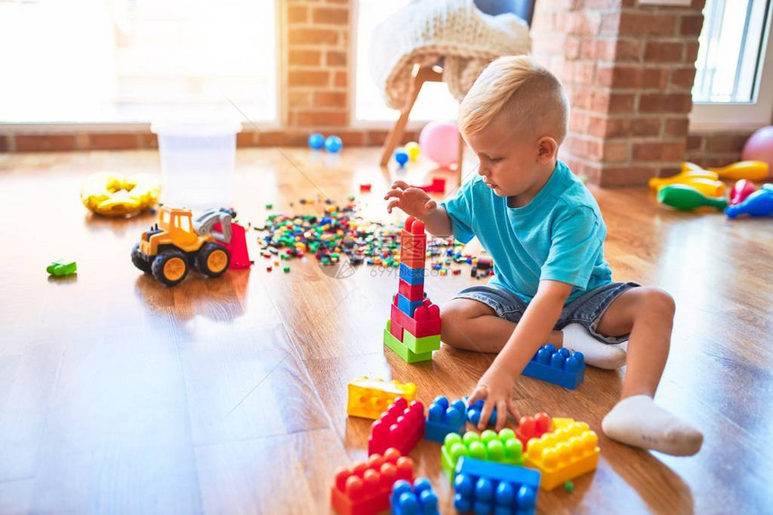 幼稚的天主教儿童在幼儿园玩具棒图片