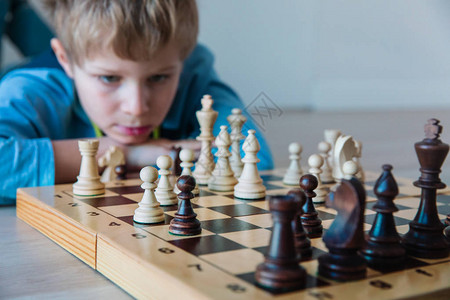 男孩想着下棋孩子学着下棋图片