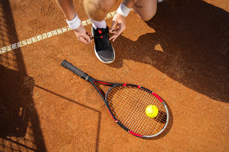 网球运动员系鞋带图片