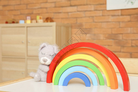 幼儿园里的玩具彩虹和熊图片