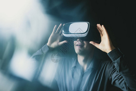身戴VR头盔的男人与模拟虚现实环境以光耀斑互动的合成图像图片