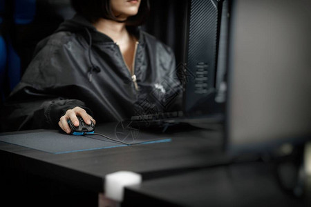 一个女人玩电脑游戏图片