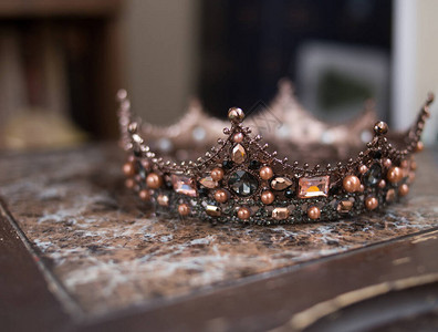 复古王冠珠宝权力和财富的概念图片