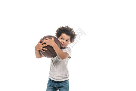 可爱的非洲男孩拥抱篮球图片