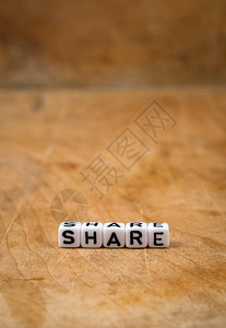 木桌上的方块字背景图片