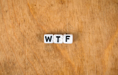 木桌上的方块字背景图片