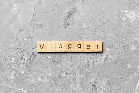 写在木块上的vlogger字表上的背景图片