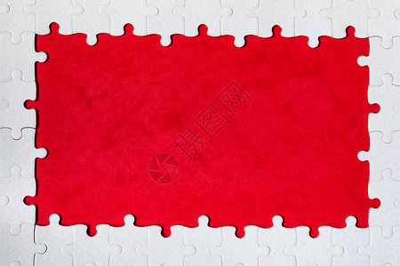 由白色拼图制成的矩形框架框架文本和拼图游戏框架由红色背景上的图片