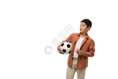 震惊的男孩拿着足球背景图片