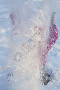 冬天一个孩子在街上撒雪背景图片